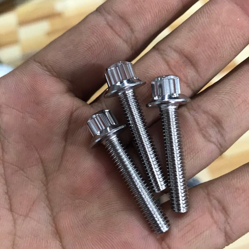 Ốc 6li3 combo 3 con gắn baga driem sirius wave salaya . Chất liệu inox 304 cám ơn ae đã ủng hộ Phụ Tùng