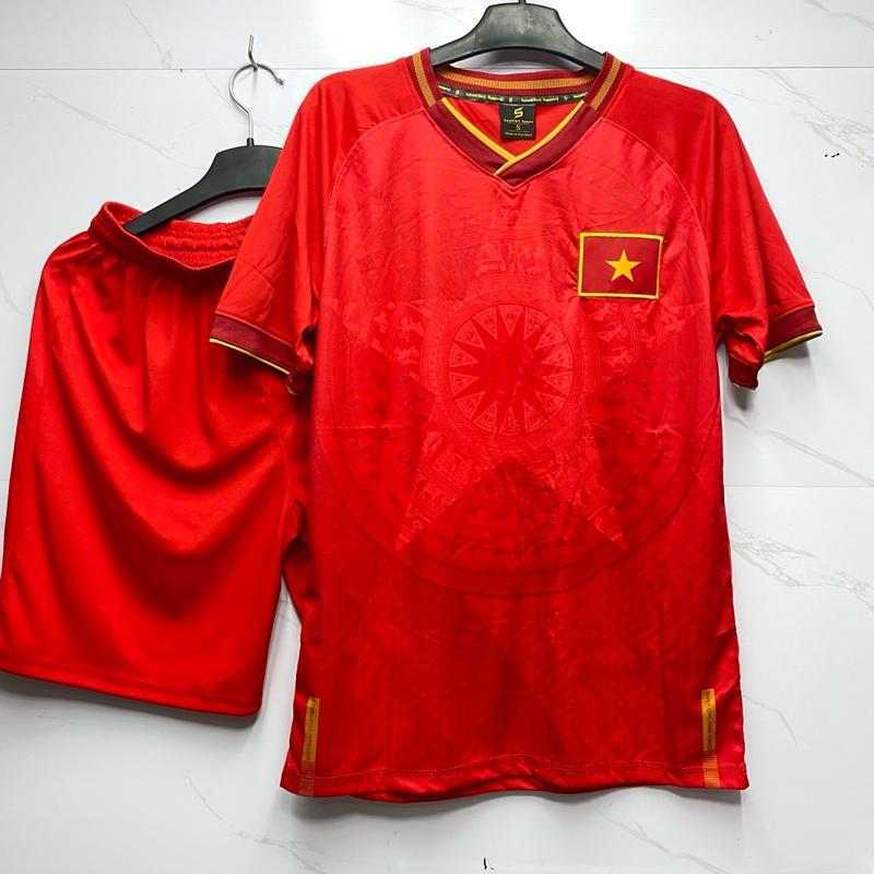 Bộ Đồ Thể Thao VIỆT NAM ĐỎ 2025 [Có in Tên Số Theo Yêu Cầu] . [Tặng Kèm MIỄN PHÍ VỚ Dệt Kim Cao Cấp] Vải Thun Lạnh SAO VIỆT Cao Cấp – Áo ĐỎ/Quần ĐỎ 2025 - NOBI SPORT - Áo Bóng Đá/Đồ Đá Banh - Nam Nữ Unisex -Thoáng Mát Unisex  TRANG PHỤC TOP SPORT Chạy Bộ