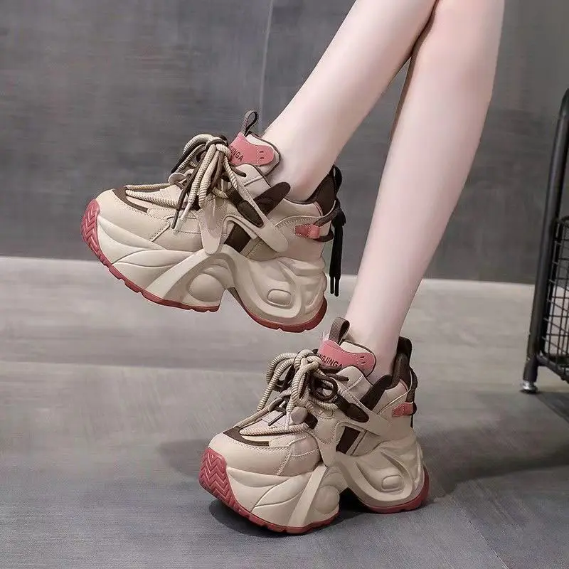 Giày Thể Thao Nữ, SS2024, Hàng Mới VềGiày tăng chiều cao, với lớp phủ Nhồi Bông ẩn, tăng 8,5 cmBề mặt da, chất lượng caoMặc thoáng khí và thoải máiPhong cách mới, thời trangDễ Phối Đồ, Hợp Xu hướngGiày cao gót, Cỡ 34-39. Sneaker Shoes