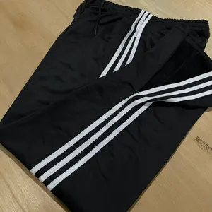 Training Hitam Model 3 Strip Resleting bagian bawah kaki