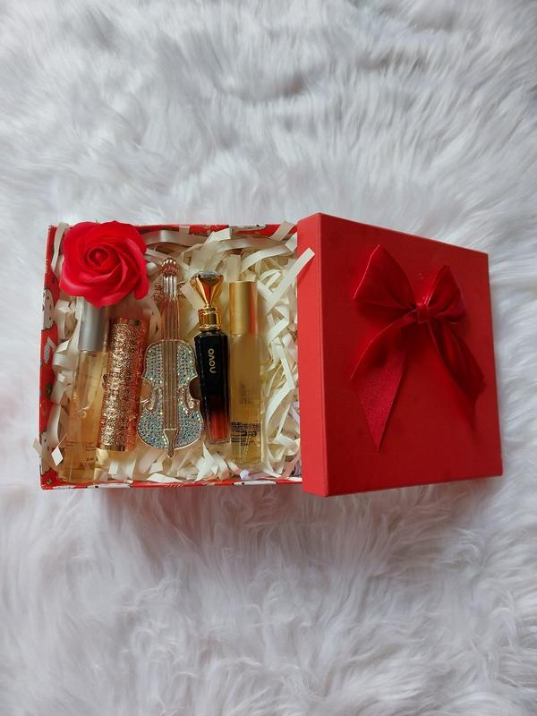 [HCM] Hộp Quà Tặng Combo 5 Món Cho Bạn Gái Hoặc ny Siêu Dễ Thương Gồm Son Kem Cây Đàn Đính Đá +Siêu Phẩm Son Thỏi Linnsz +Son Kem Siêu Lì Mịn Môi NoVo +Hoa Hồng Xinh + 2 Chai Nước Hoa (Shop Tặng Kèm Túi Đựng Qùa)