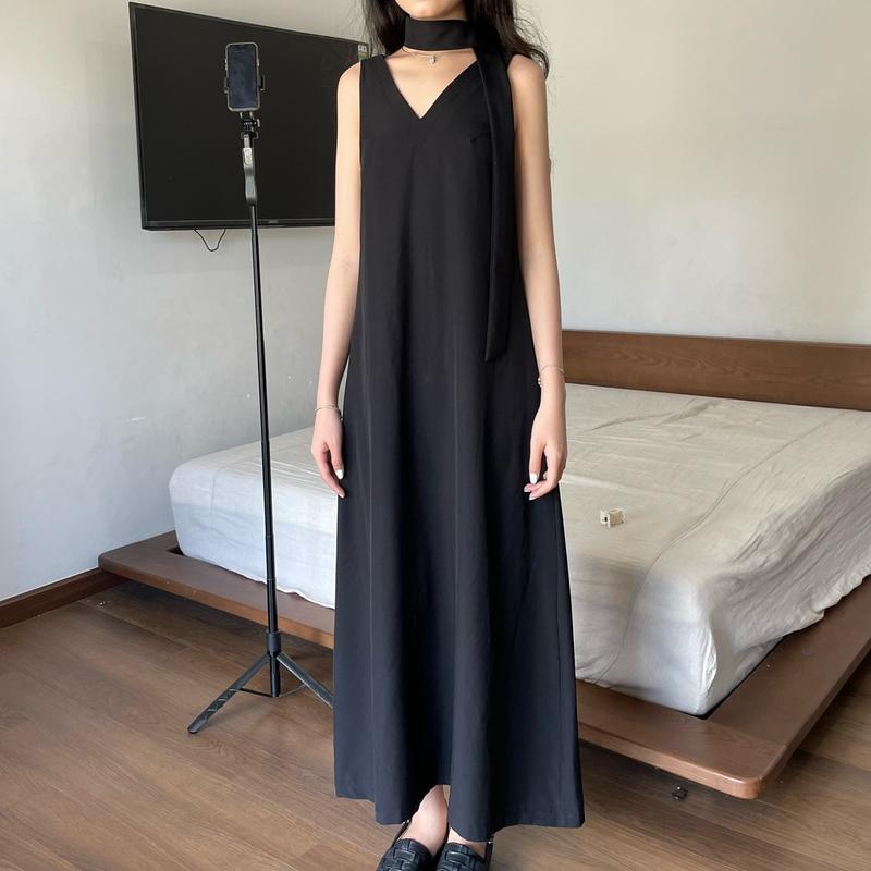  Đầm suôn dài xẻ lưng kèm dây cổ 