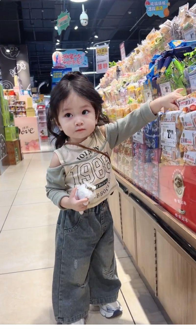Product Introduction of Korean Children's Clothing Girls' Long Sleeve T-Shirt Spring Stylish Baby Girl Letter Fashion T-Shirt Children's Fake Two-Piece Top 6