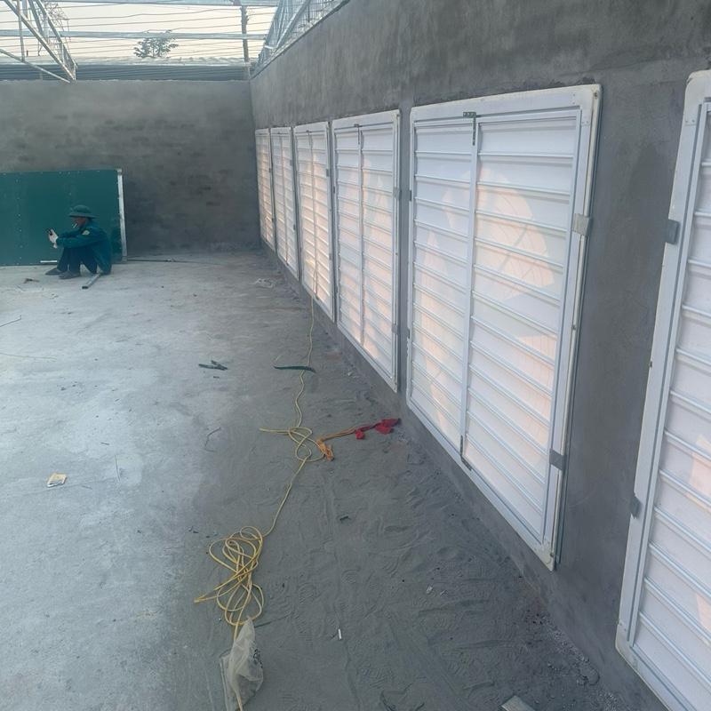 Quạt composite trong trại gà 1