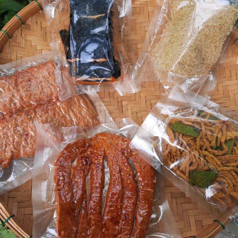  Cơm bồ 5 món đồ chay,nhiều loại Thịt trà bông chay Khô cá lóc chay Khô mực chay Cá tra chay Khô gà lá chanh chay ăn vặt hay ăn cơm đều được khẩu vị rất vừa ăn. 