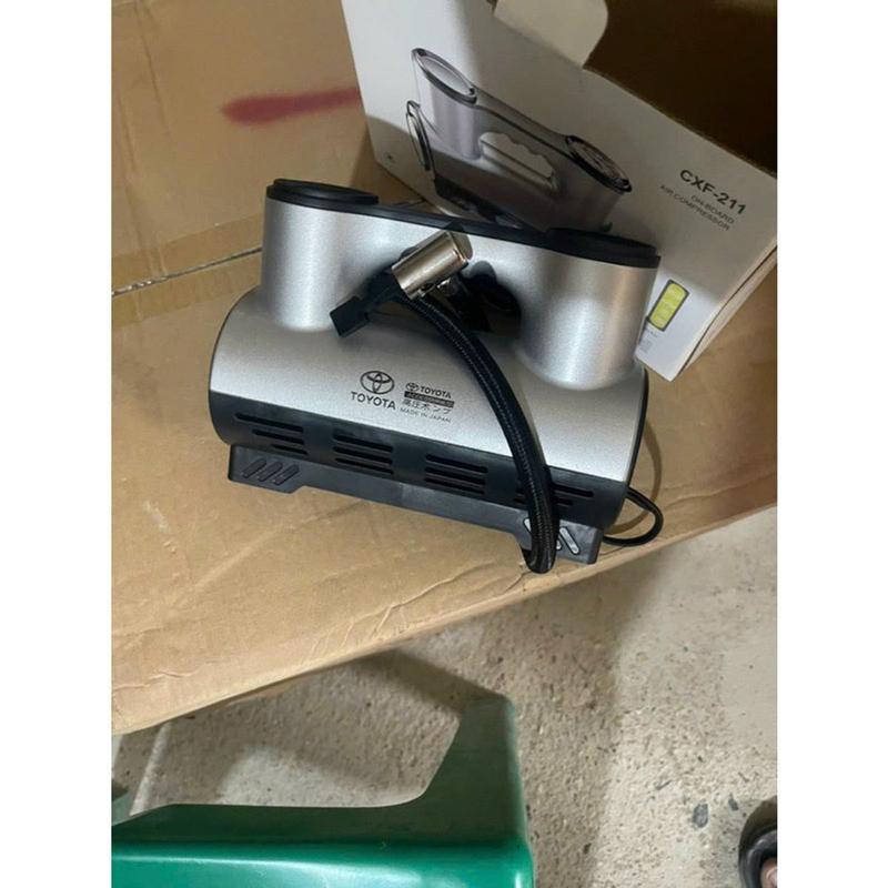 Bơm Lốp ÔTô TOYOTA Điện 12V Công Suất Cao Di Động Cho Xe Hơi-Xe Tải Tích Hợp Đồng Hồ Điện Tử Tự Ngắt Tiện Lợi 1