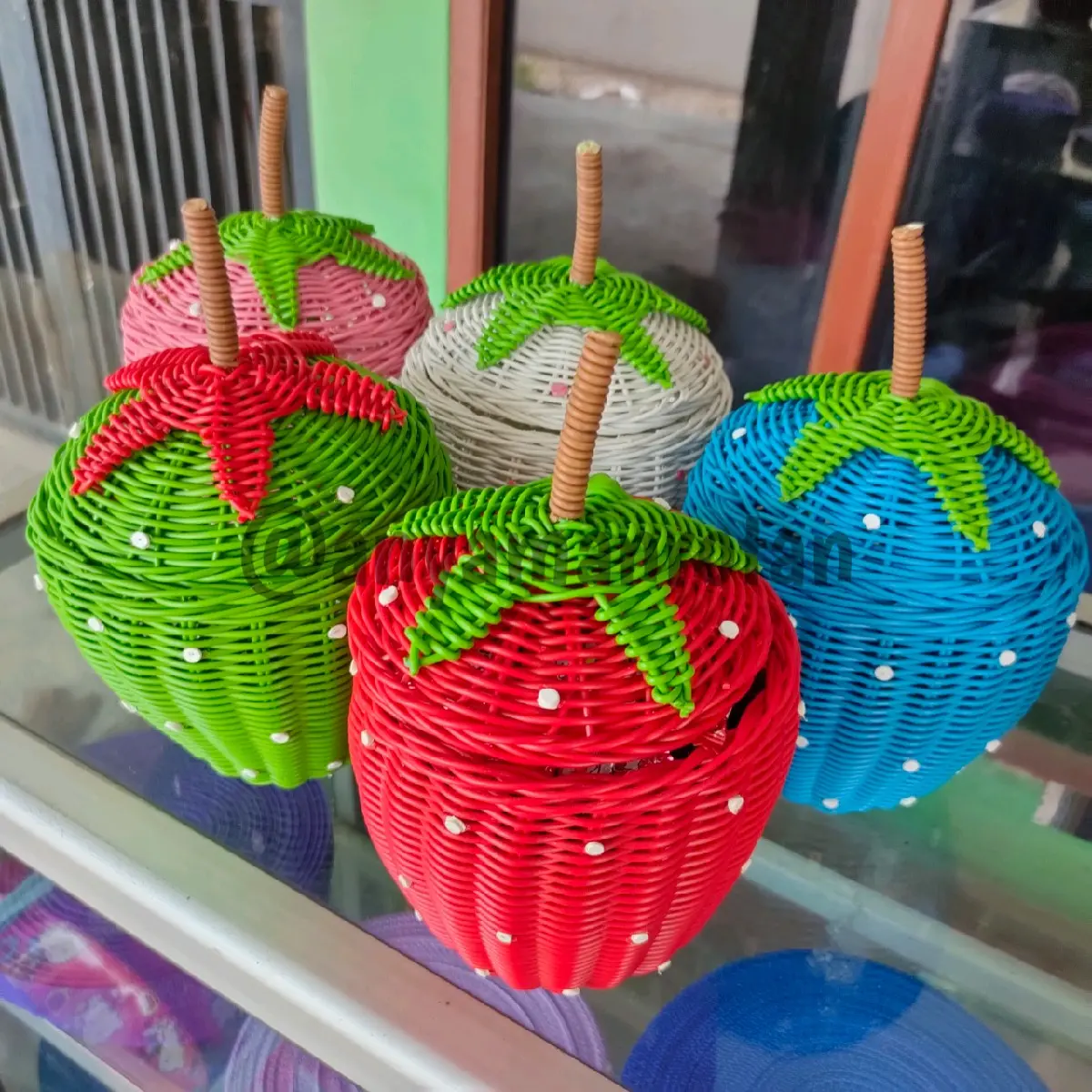 Tempat permen rotan sintetis bentuk strawberry