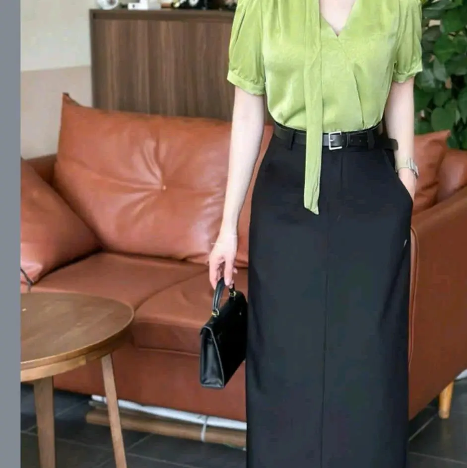 Chân váy phom A dáng dài, có túi chéo 2 bên, chiều dài 75cm chất vải chéo mỹ có sử dụng công nghệ cao là ép 2 lớp vải vào 1. Khóa kéo giọt lệ phía trước, có đường xẻ tà phía sau." Shop nhận may theo yêu cầu " váy tiệc vaytet