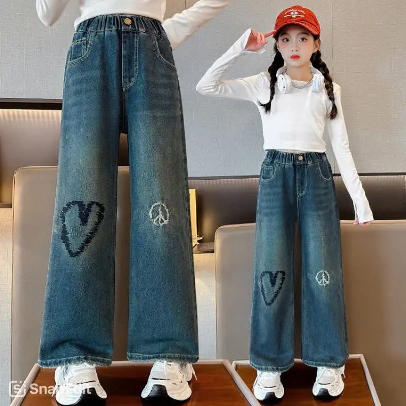 Mẫu quần bò thêu tim đen cho bé gái từ 20-46kg. Mẫu quần bò được thiết kế sành điệu được thêu hình tim đen cá tính cho bé gái