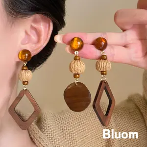 [Bluom] Anting desain geometris kayu berhias manik-manik amber dan bola anyaman berwarna cokelat keemasan Q370