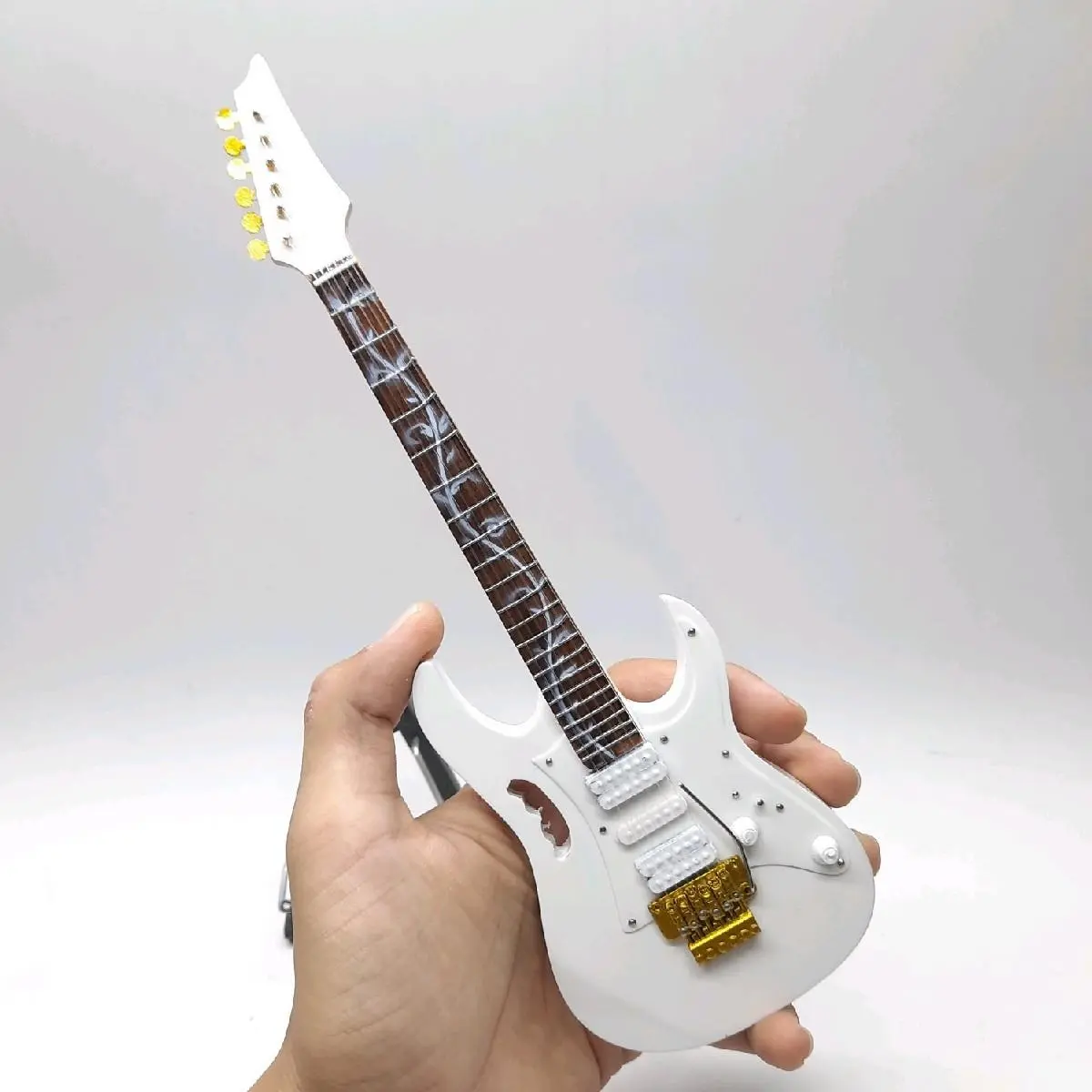miniatur gitar ibanez white hiasan dashboard mobil pajangan dekorasi rumah