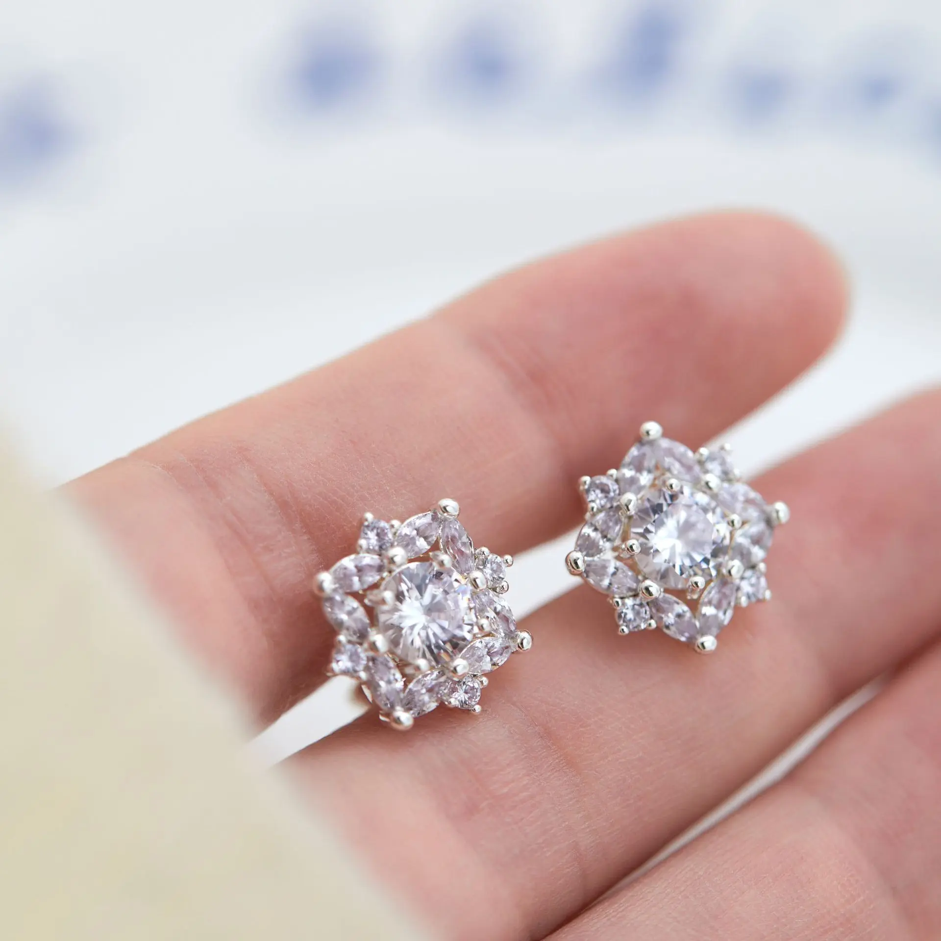 [Luoshen Moonlight] Moon Splash Galaxy Zircon Earrings Mosquito Coil Ear Clips for Women Without Pierced Ears Small Delicate Studs