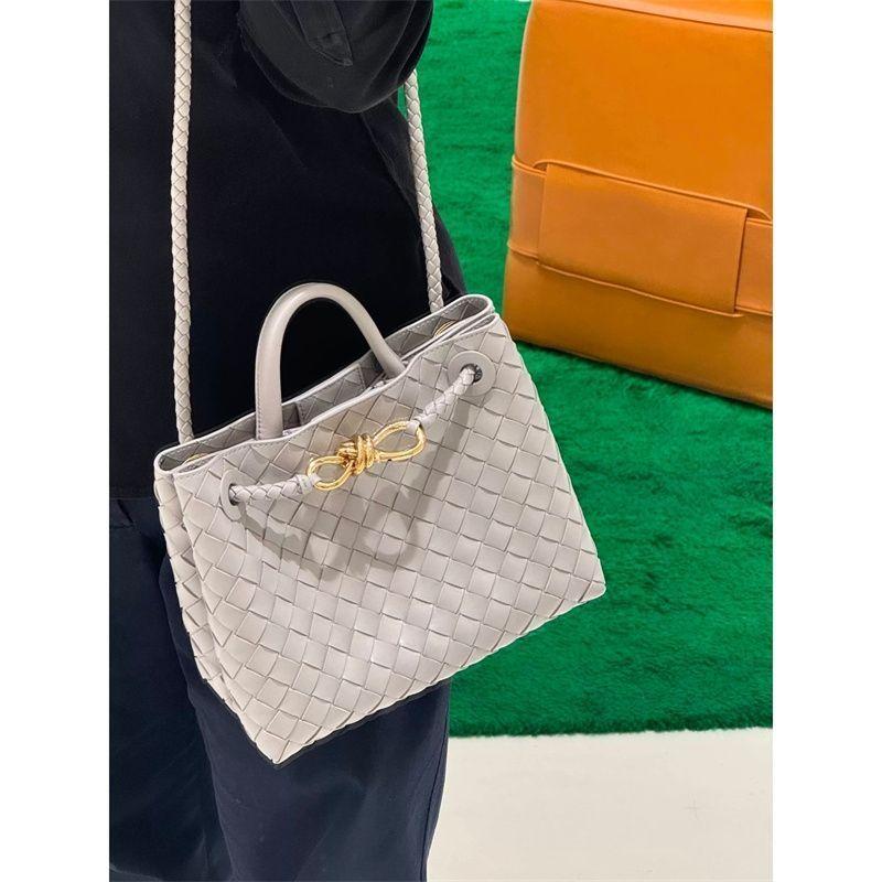 Product Introduction of URBBB PRVOVO High-End Woven Bag 2025 New Niche Design Versatile Commuter Shoulder Crossbody Bag 9
