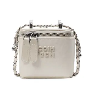 Tas Kotak (Box Bag) 2025 dengan Sentuhan Futuristik!Desain minimalis dan struktur kotak yang aesthetic bisa digunakan sebagai tas tangan selempang atau shoulder bag Gaya Korea yang kekinian dan sangat versatile untuk gaya sehari-hari