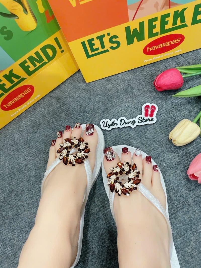 Product Introduction of Dép Nữ Tròn Trắng Slim Kèm Charm HVN 6