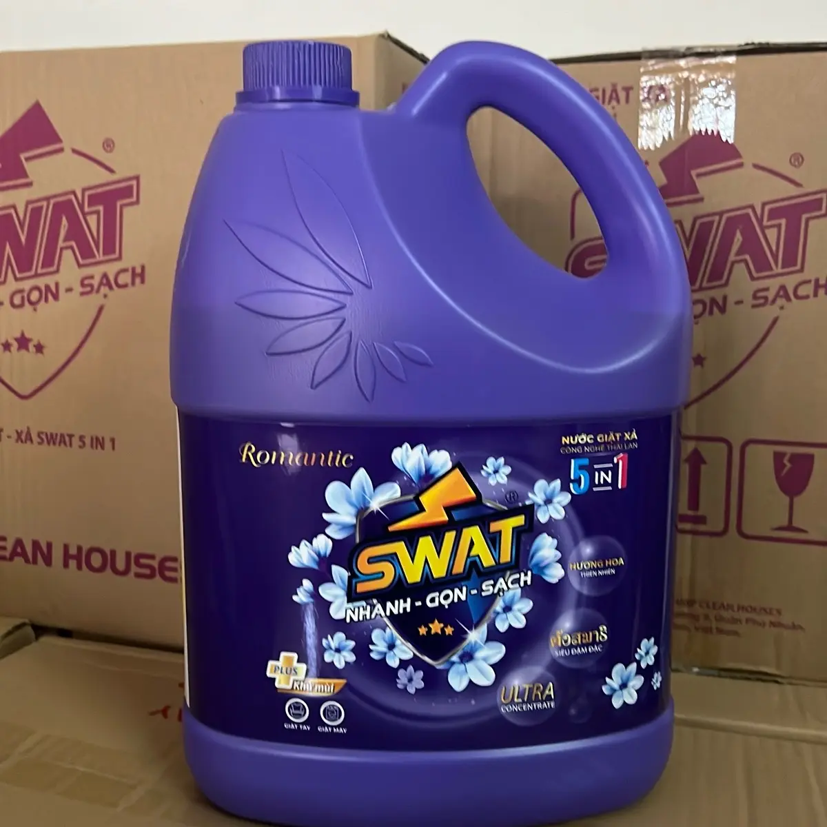 ￼Nước giặt xả Swat Romantic hương hoa thiên nhiên can 3.8kg 5 trông 1 nhiều bọt bao sach