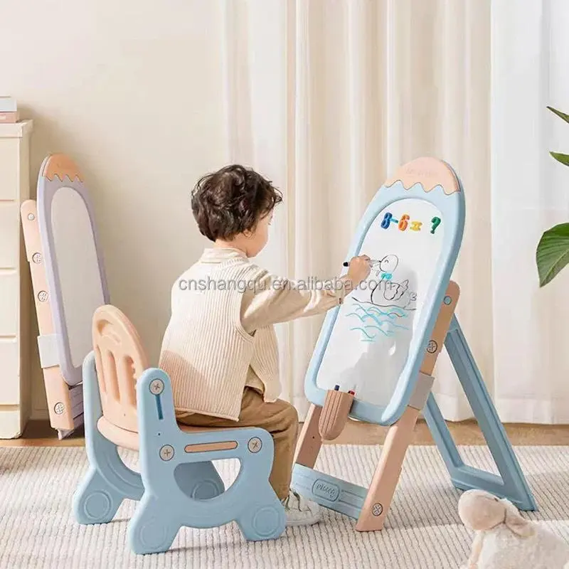 Bảng vẽ cho bé kết hợp với ghế ngồi, bộ nam châm bảng tính và Bút sáng tạo có 2 màu Xanh và tím.
