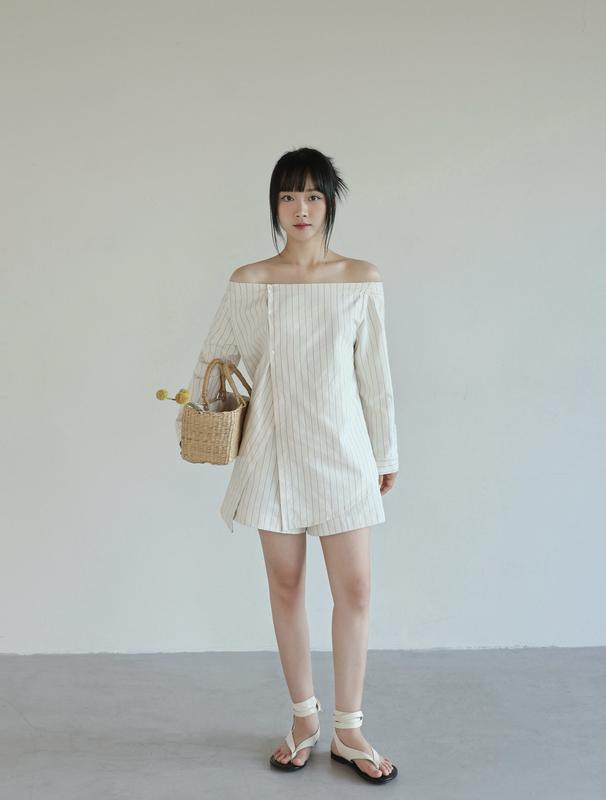 Áo linen kẻ sọc trễ vai xẻ tà | SOMS | Lines Top