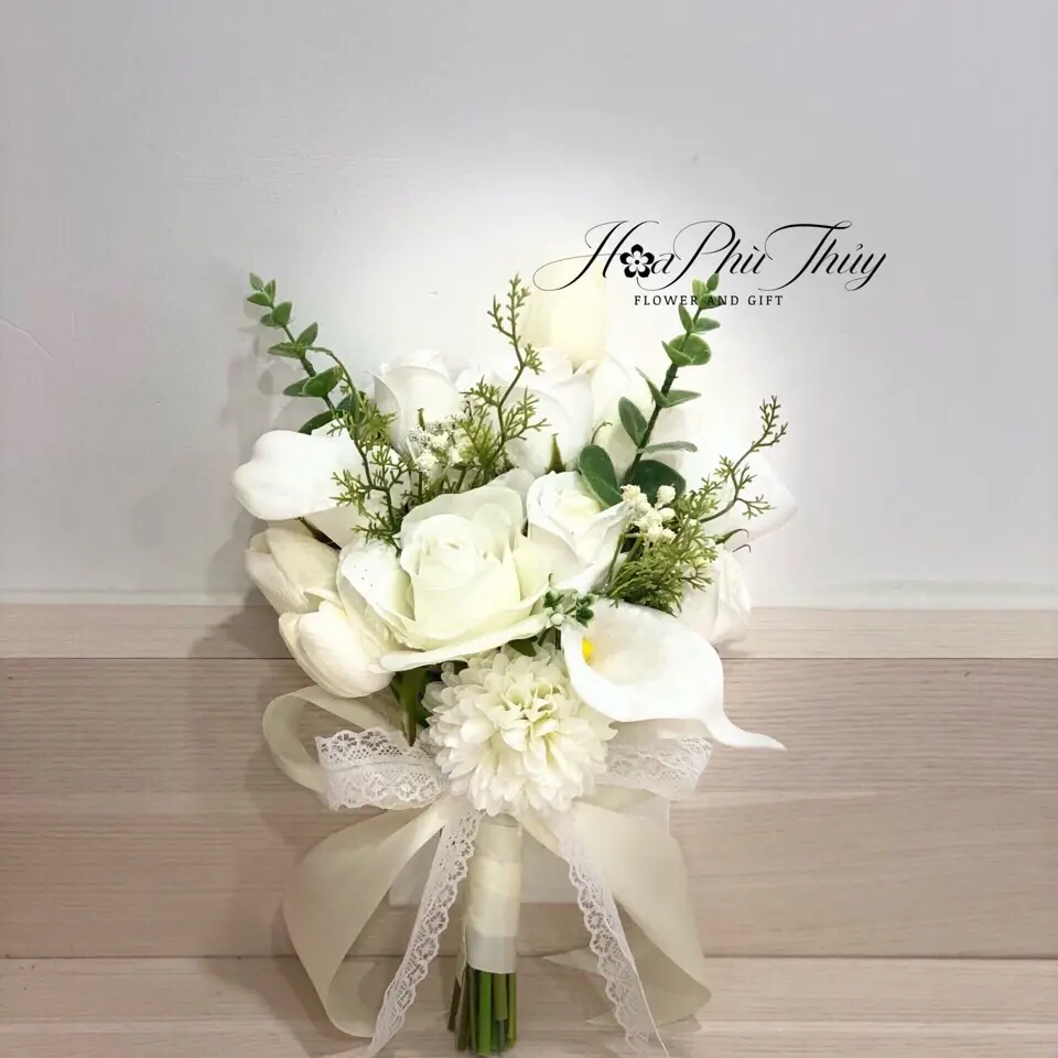 Hoa Sáp cầm tay cô dâu