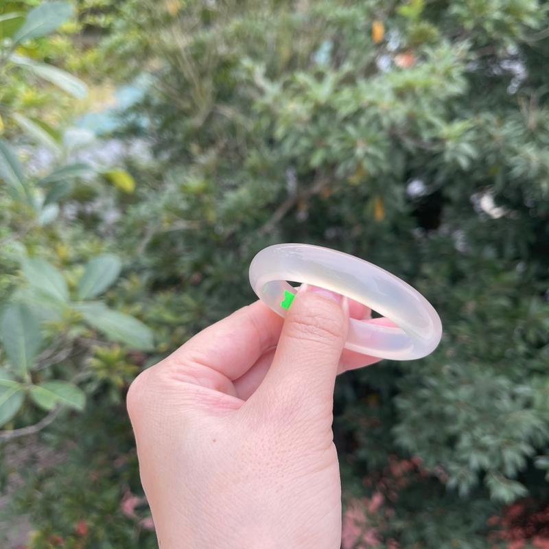 Vòng tay bản dẹp màu trắng trong bạch Nguyệt quang lô 3 cho chị em phụ nữ