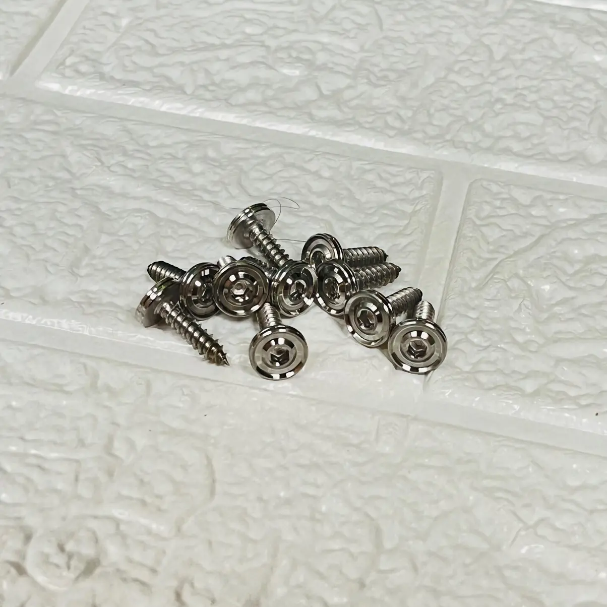 Ốc inox 4li16 răng xoắn. Gắn được nhiều vị trí. Made in Thailand.