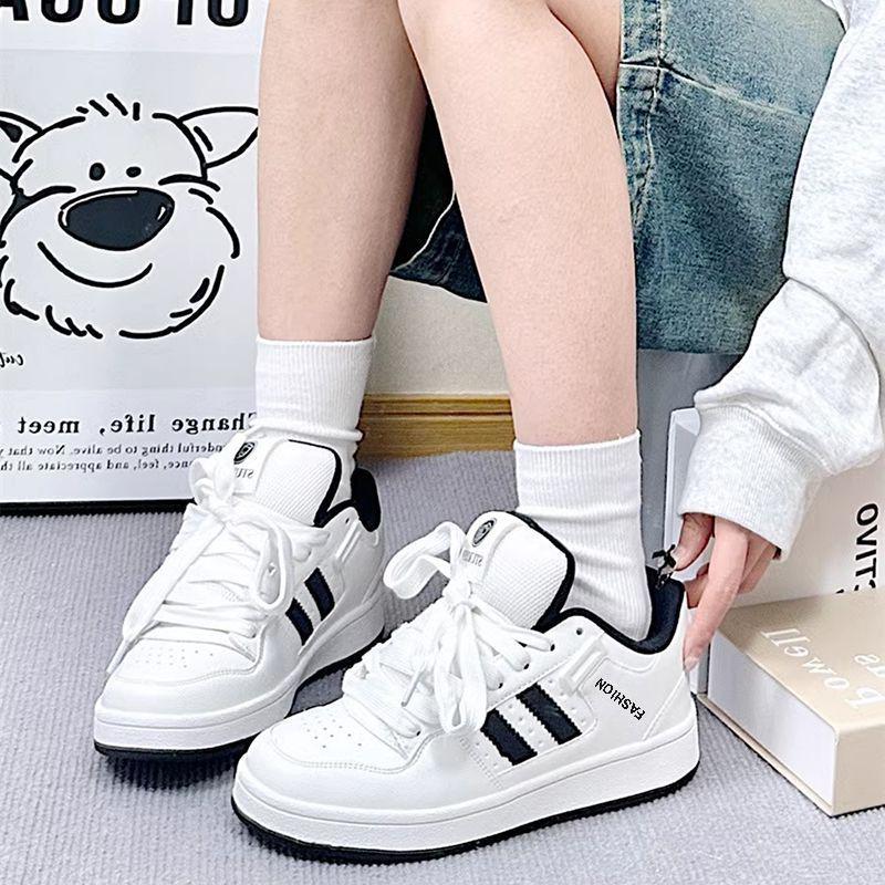 Giày thể thao nữ Sneaker lưỡi gà bản to P06, đế độn cao su 4cm, da Pu dễ vệ sinh, dây tết to, màu Trắng sọc đen/Be 2 sọc đỏ -  Shoes giay nu giare t hoang khi giày đôi nam nữ 2025 đi học
