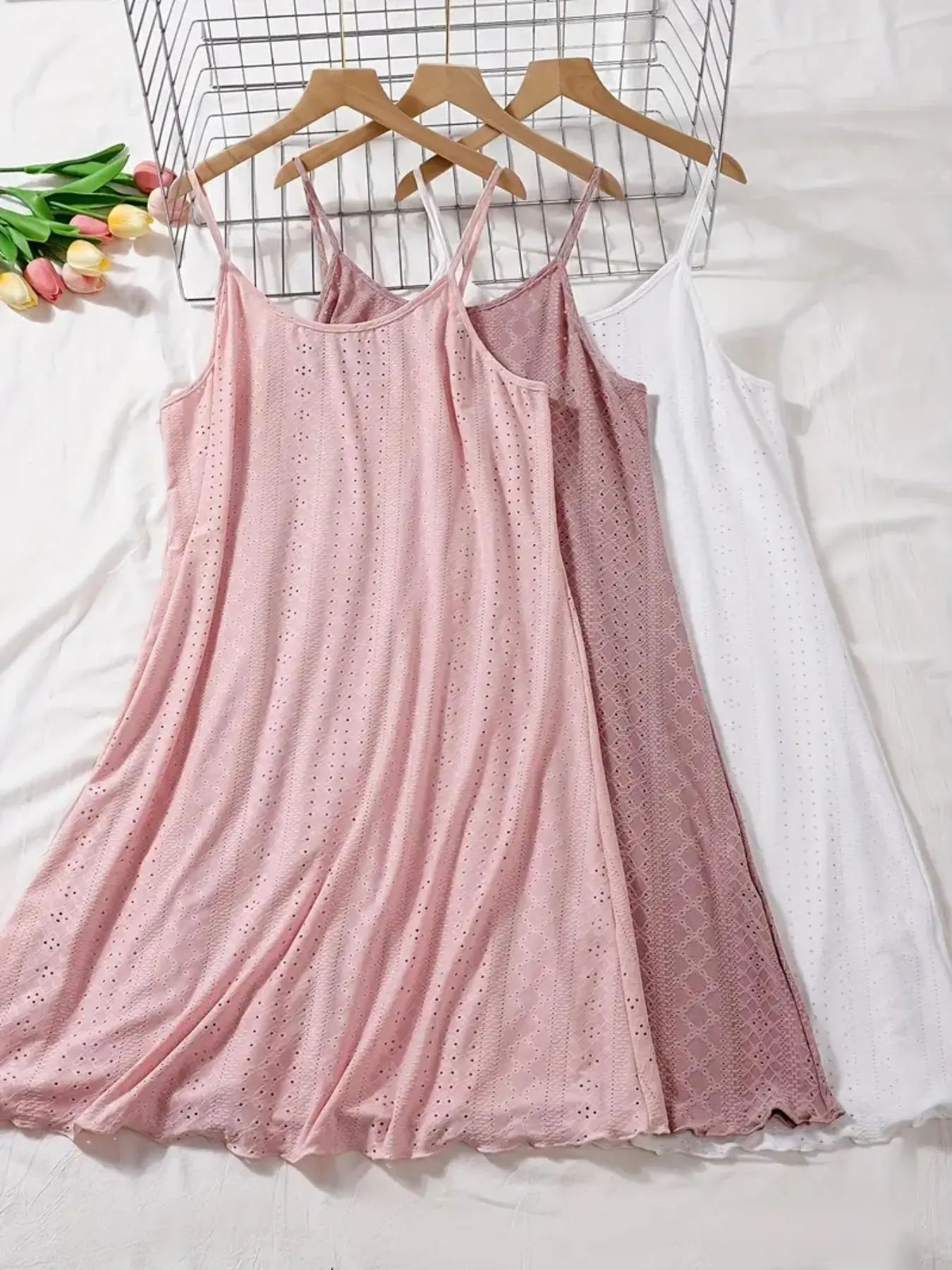 【Plus Size】Solid Color Eyelet Embroidery Cami Nightdress, Casual Soft Comfortable Sleeveless Nightgown for Women, Pastel Women's Sleepwear for All Seasons