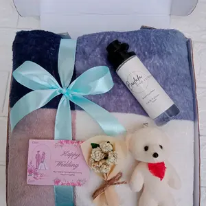 Hampers Pernikahan | Gift box Selimut Premium 140X190 Halus Lembut | Hampers Wedding | Kado Pernikahan Lembut Katun