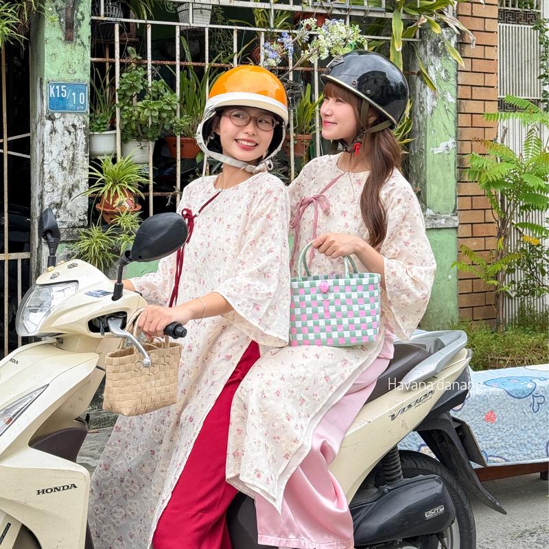 Áo dài thô Boil LAM PHƯƠNG 4 tà cổ tròn thêu hoa nhí phối dây buộc chéo sườn kèm quần phi bóng HAVANA AD160