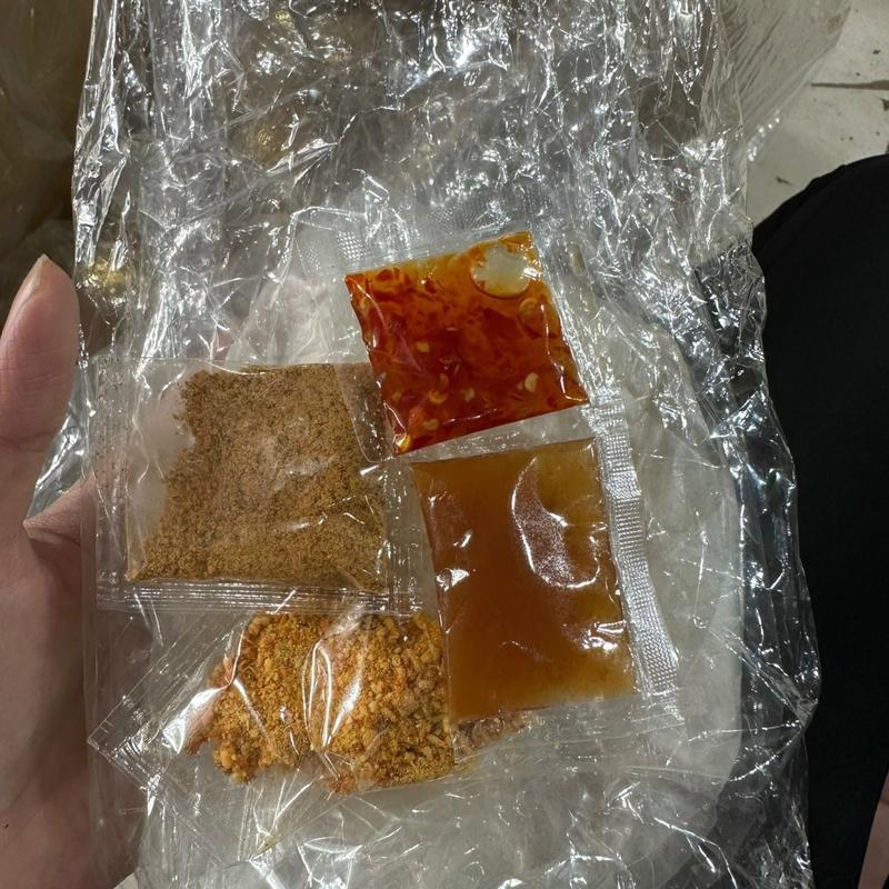  Xâu 10 bịch bánh tráng vò phơi sương muối nhuyễn sốt ớt xanh. 