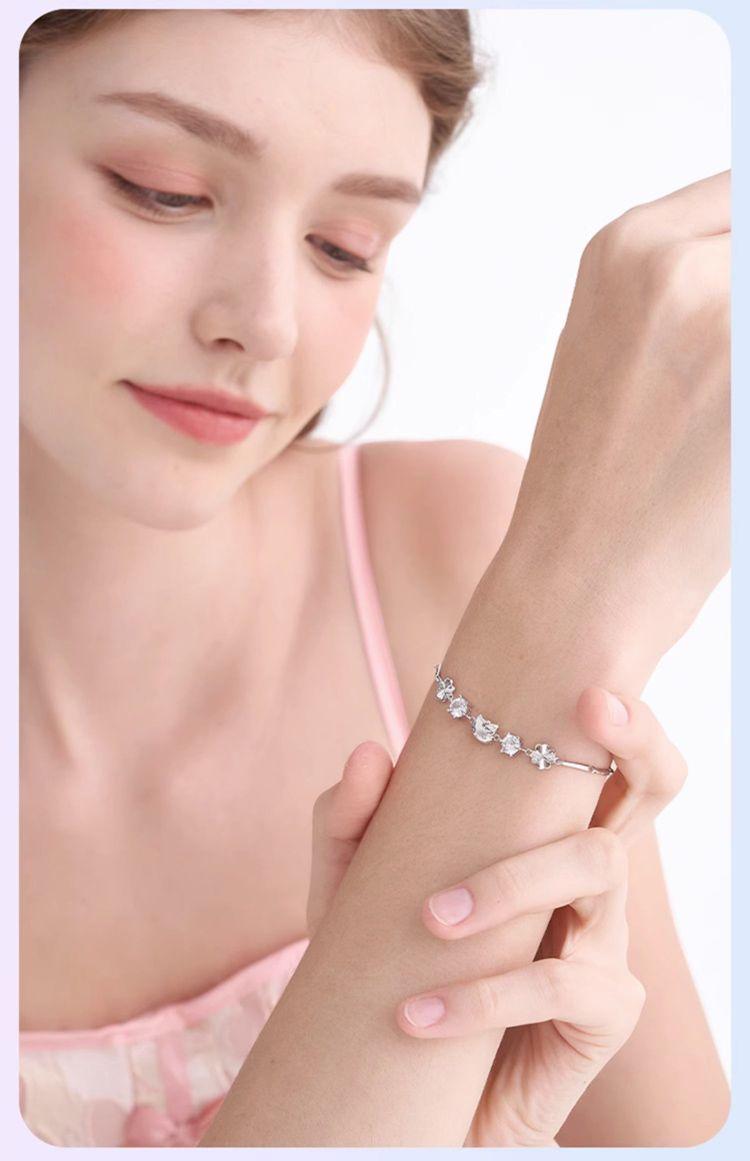 Product Introduction of S925 Sterling Silver Hello Kitty Clover Bracelet 2024 New Light Luxury Niche Design High-end Versatile Jewelry 6