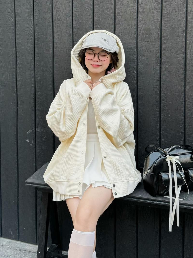 Product Introduction of Áo Khoác Nỉ Ép Nút Bấm Dập Nổi Mũ To Phối Hai Túi Form Rộng Unisex 2