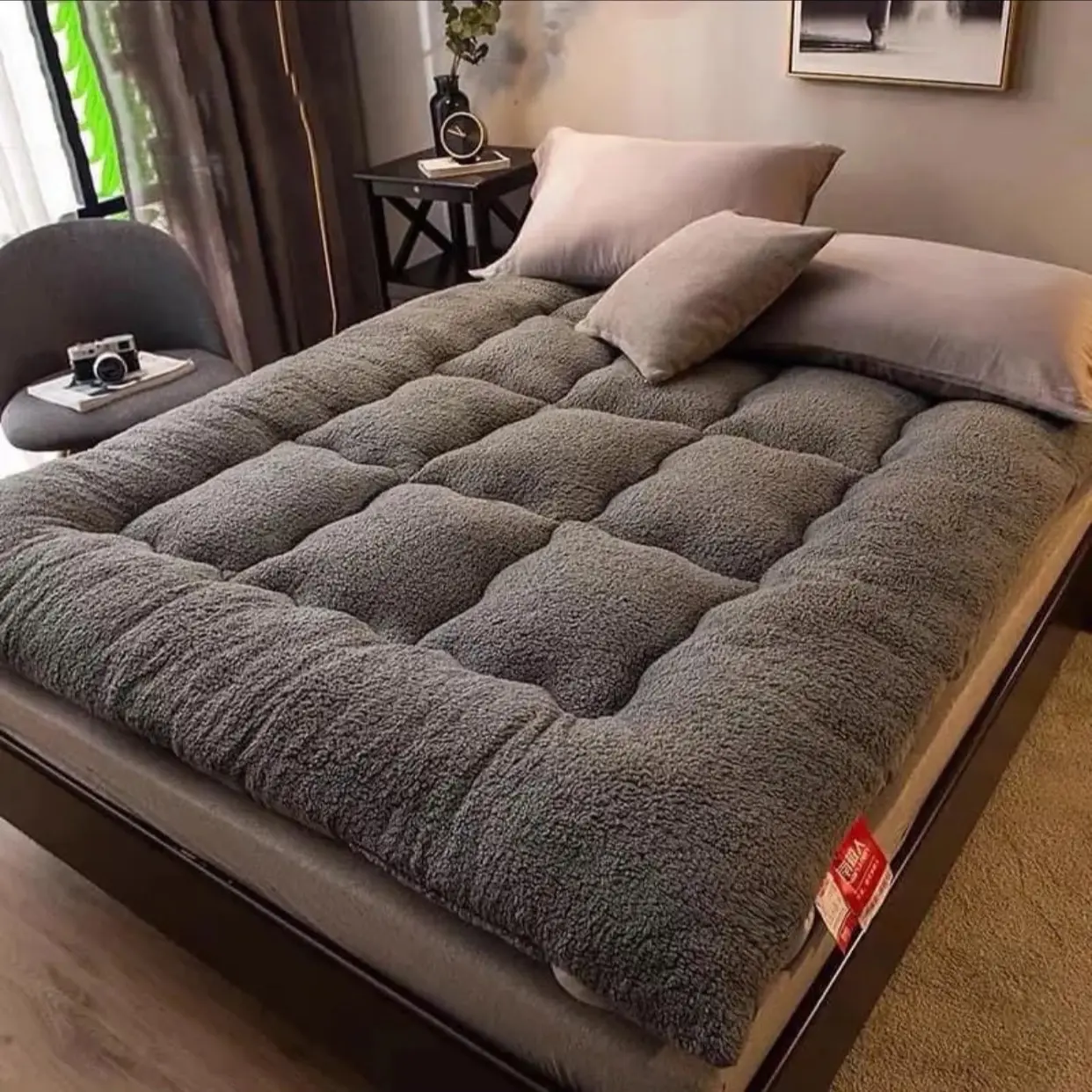 Nệm topper nỉ lông cừu, dùng được 2 mặt, có thể gấp gọn khi không sử dụng