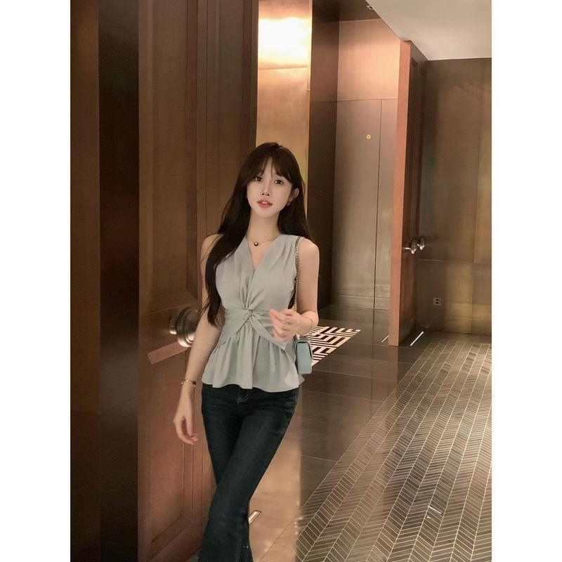 Product Introduction of Áo Vest Không Tay Bó Sát Phong Cách Pháp Ngọt Ngào Và Hợp Xu hướng Thiết Kế Eo Xoắn Xếp Nhún Cổ Chữ V, Dành Cho Nữ, Dễ Thương Và Gợi Cảm, Thích Hợp Cho Mùa Hè, Phong Cách Hợp Xu hướng Và Gợi Cảm Top Women 20