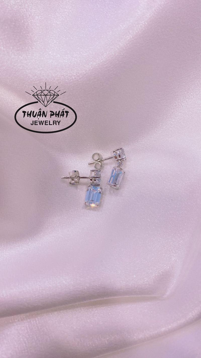 Product Introduction of Phụ Kiện Bông Tai Khuyên Tai Nữ B01029 Chui Đẩy Tòn Ten Viên Emerald Màu Trắng Đeo Tai Sang Trọng Trang Sức Bạc Ý Xi Bạch Kim - Bạc Thuận Phát 6