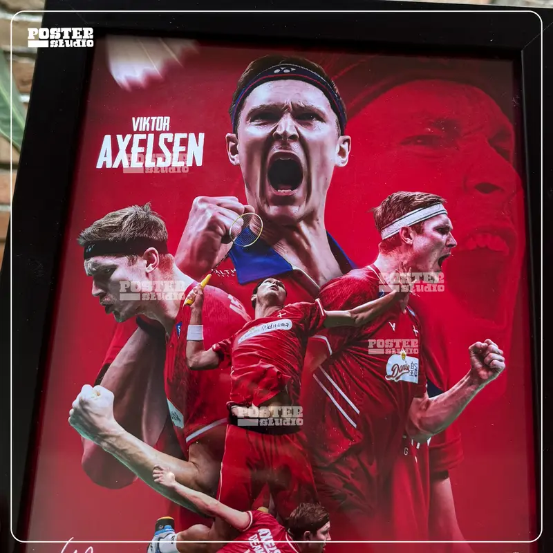 Khung ảnh poster CẦU LÔNG VIKTOR AXELSEN gồm 2 kích thước để bàn A5 (18cm x 24cm), treo tường A4 (24cm x 35cm) Decor Decor Phòng 5
