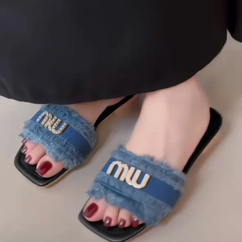 Dép lê nữ đế kem quai vải ngang đính chữ