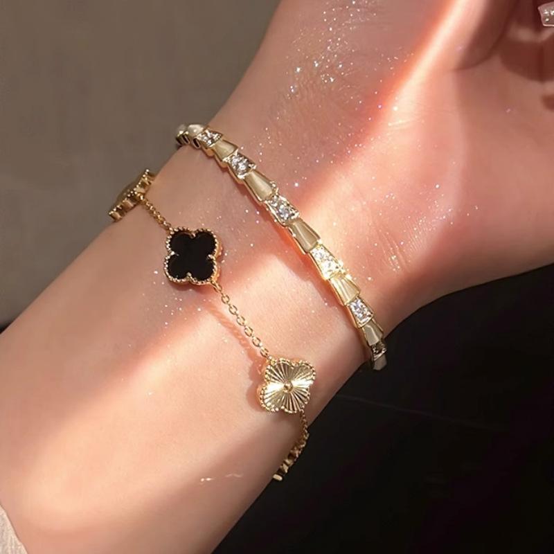 Product Introduction of Vòng Tay Zircon Dát Siêu Nhỏ Cỏ Ba Lá, Thiết Kế Sang Trọng Giá Cả Phải Chăng, Vòng Tay Năm Hoa Fritillary, Tinh Tế Và Cao Cấp, Dễ Phối Đồ, Thích Hợp Cho Nữ, Không Màu 22