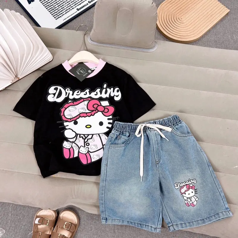 (25-53kg) sét áo cotton Hello Kitty Dressing phối quần jean đùi bé gái năng động phong cách cho mùa hè