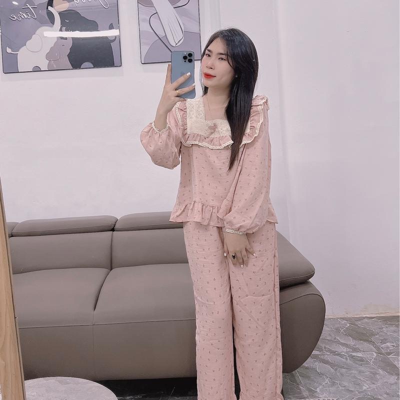 Bộ đồ ngủ mặc nhà nữ Hh áo dài tay bồng cổ áo vuông Phối Ren bản to bên ngoài viền bèo lớn chính giữa ngực đính nơ dáng áo xoè rộnh quần xuông to hoạ tiết hoa nhí in chìm chất liệu đũi hàn cao cấp mềm êm mát thấm hút mồ hôi