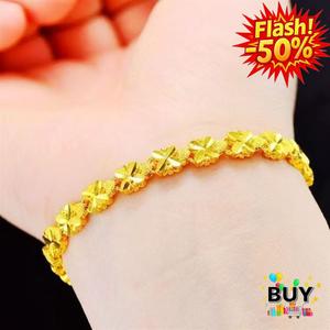 สร้อยข้อมือสีทองทรายเทียม สร้อยข้อมือโคลเวอร์สี่แฉกรูปหัวใจ ทำจากโลหะผสมสังกะสี เครื่องประดับสตรี ดีไซน์เรียบหรู เหมาะเป็นของขวัญ เหมือน ทอง ผู้หญิง งานพ่นทราย