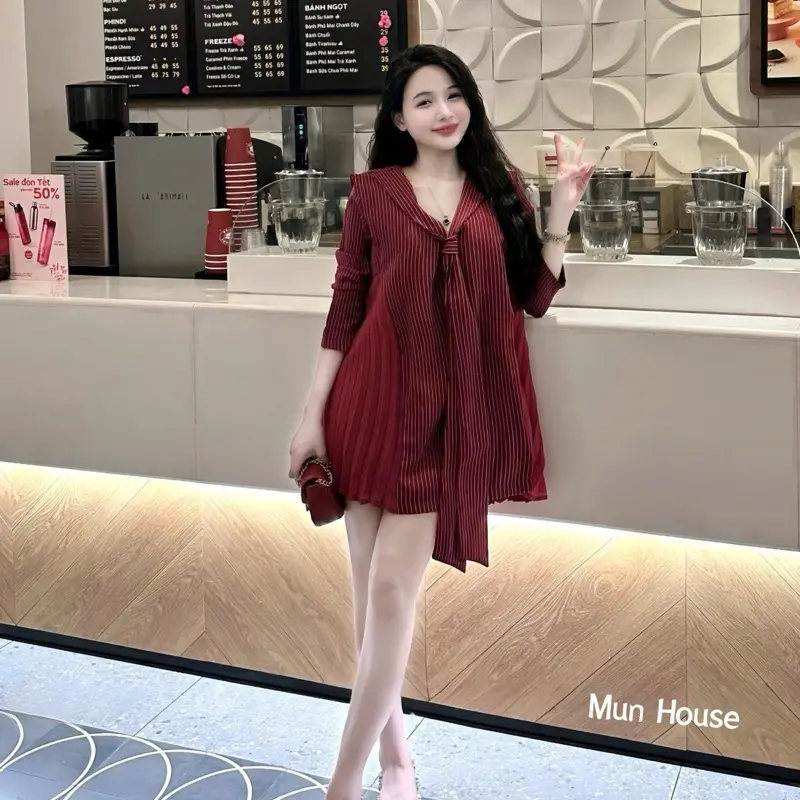 ￼Váy suông kẻ buộc cà vạt phối von dập ly