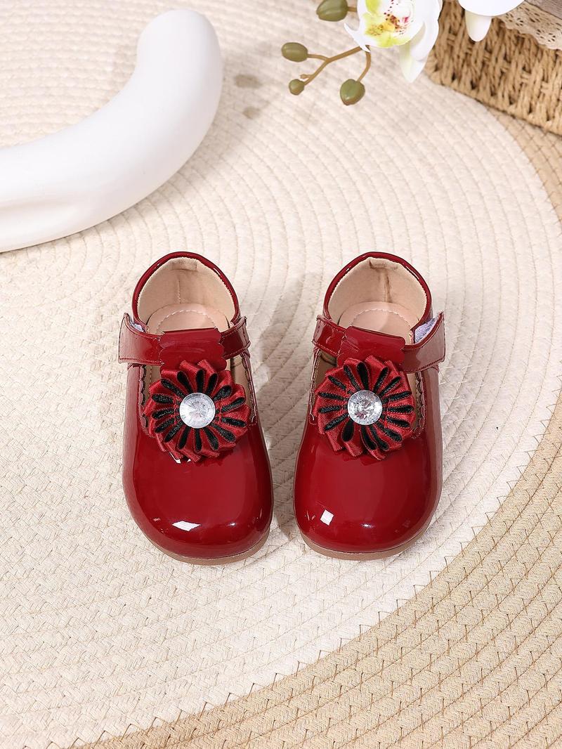 Product Introduction of Girl's Cute Flower Decorated Flat Shoes, Fashionable Patent Leather Shoes for Party, Daily Clothing Decor for Kids 2