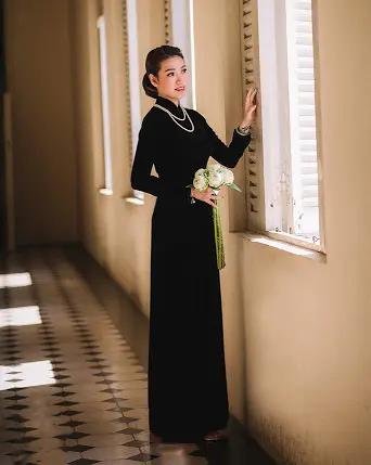 Áo dài nhung trơn đen truyền thống thanh lịch quý phái