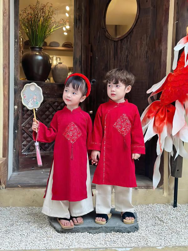 Áo Dài Cách Tân Cho Bé Trai- Bé Gái Thêu Nổi Mặc Tết Đi Chơi  Chụp Ảnh (Chỉ vừa bé dưới 1m2) - AD1