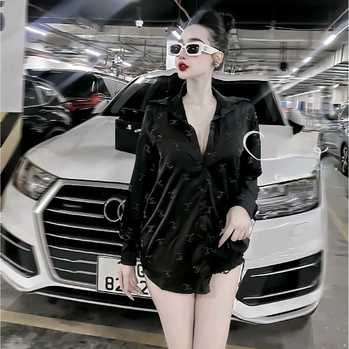 Áo sơ mi lụa chữ đính đá dáng rộng giấu quần
