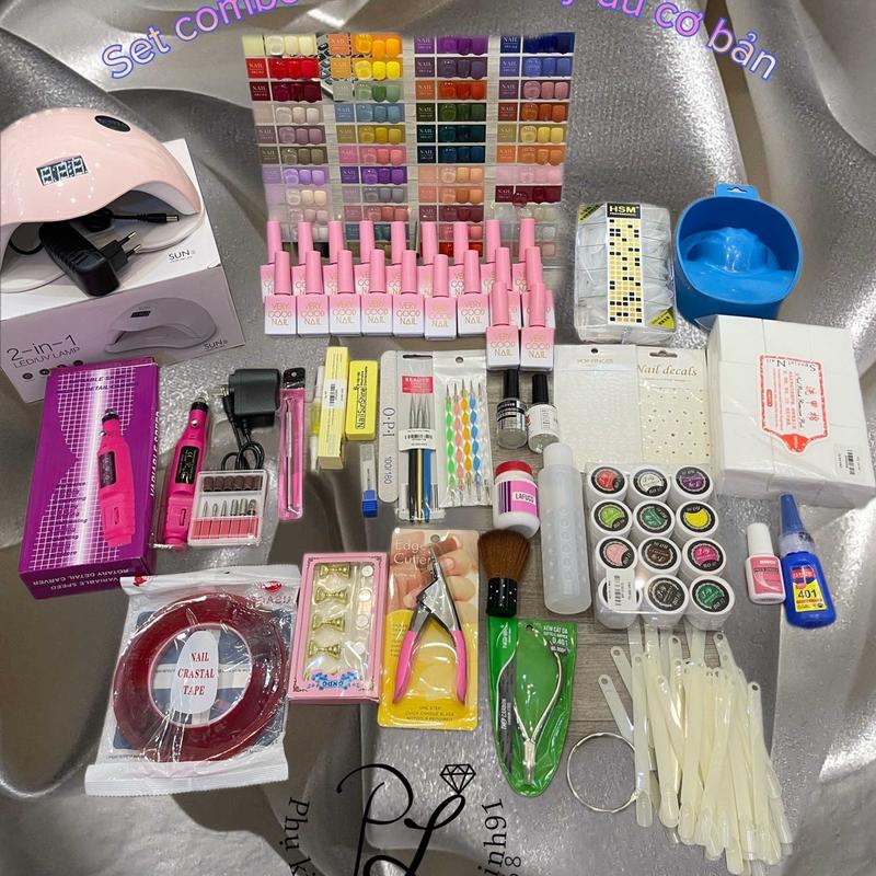 Combo nail đầy đủ cơ bản nail. Set gồm có Tặng 2 chai base top 20 chai sơn gel màu ngẫu nhiên đi kèm bản màu 1 máy hơ gel 1 bát ngâm tay 1 máy mài mini 1 móg up trong 1 cạo gel 1 dưỡng viền opi 1 phao nhám 1 dũa 1 đầu maài da khoé 1 dũa mỏg 1 set chấm bi