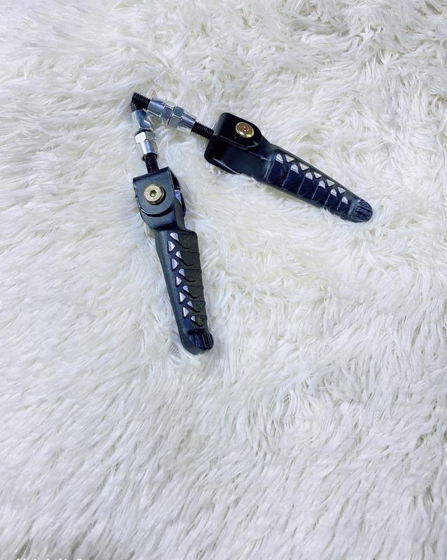 Gác chân sau màu đen xe máy