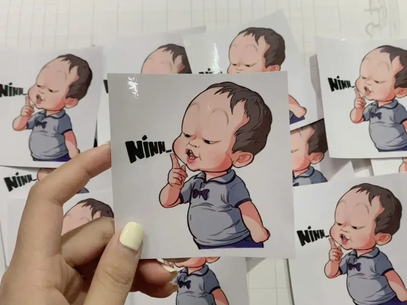 Tem Dán EM BÉ NÍN Stiker Hài hước Dán xe máy Điện Thoại Laptop Decal 3 lớp Chống Nước Chịu nắng Kích cỡ 10x10