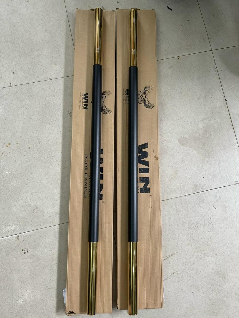 Product Introduction of Tay nắm cửa tròn màu đen đầu màu vàng, bằng inox đế lệch tâm Windragon  lắp cửa kính cường lực ,cửa nhôm hệ thủy lực và gỗ mẫu hót 2024 2